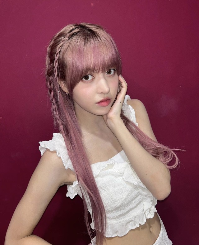 anh-10-16907255652802005010089 Tóc tết yêu kiều giúp nàng toả sáng với ngoại hình dễ thương trong trẻo - Ảnh 9.