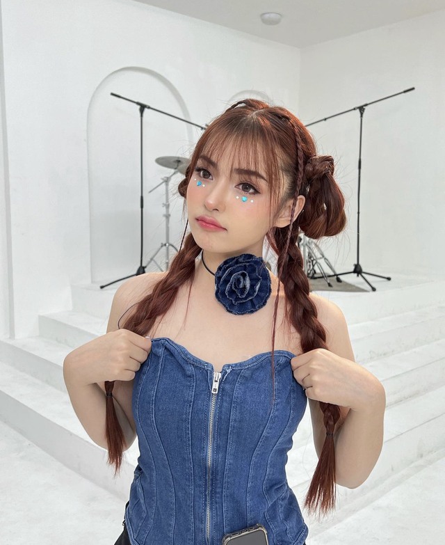 anh-11-16907255652741596145899 Tóc tết yêu kiều giúp nàng toả sáng với ngoại hình dễ thương trong trẻo - Ảnh 10.